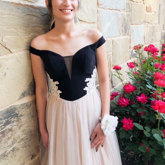 GOLD AND BLACK PROM DRESS - Picture 5 of 5